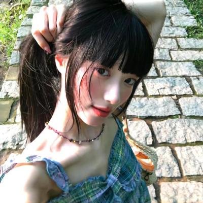 照片中的女孩